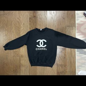 Gildan Chanel Crewneck (Size Medium)